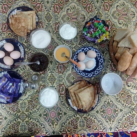 בוקורו Zuhro Guest House מראה חיצוני תמונה