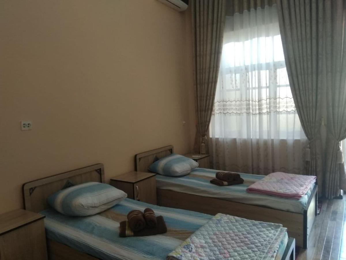 בוקורו Zuhro Guest House מראה חיצוני תמונה