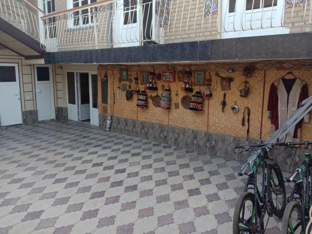 בוקורו Zuhro Guest House מראה חיצוני תמונה