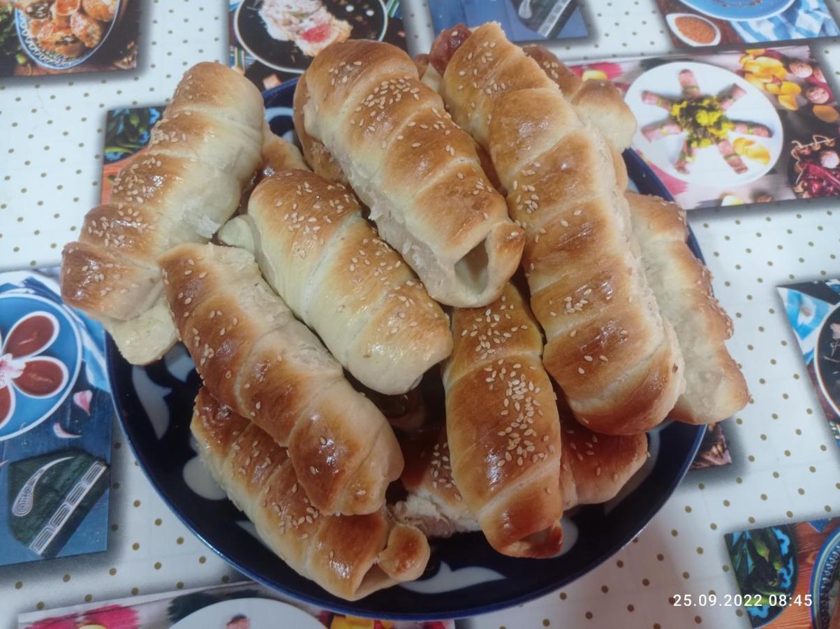 בוקורו Zuhro Guest House מראה חיצוני תמונה