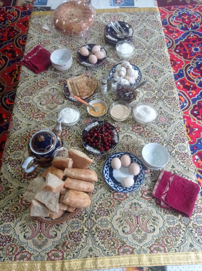 בוקורו Zuhro Guest House מראה חיצוני תמונה