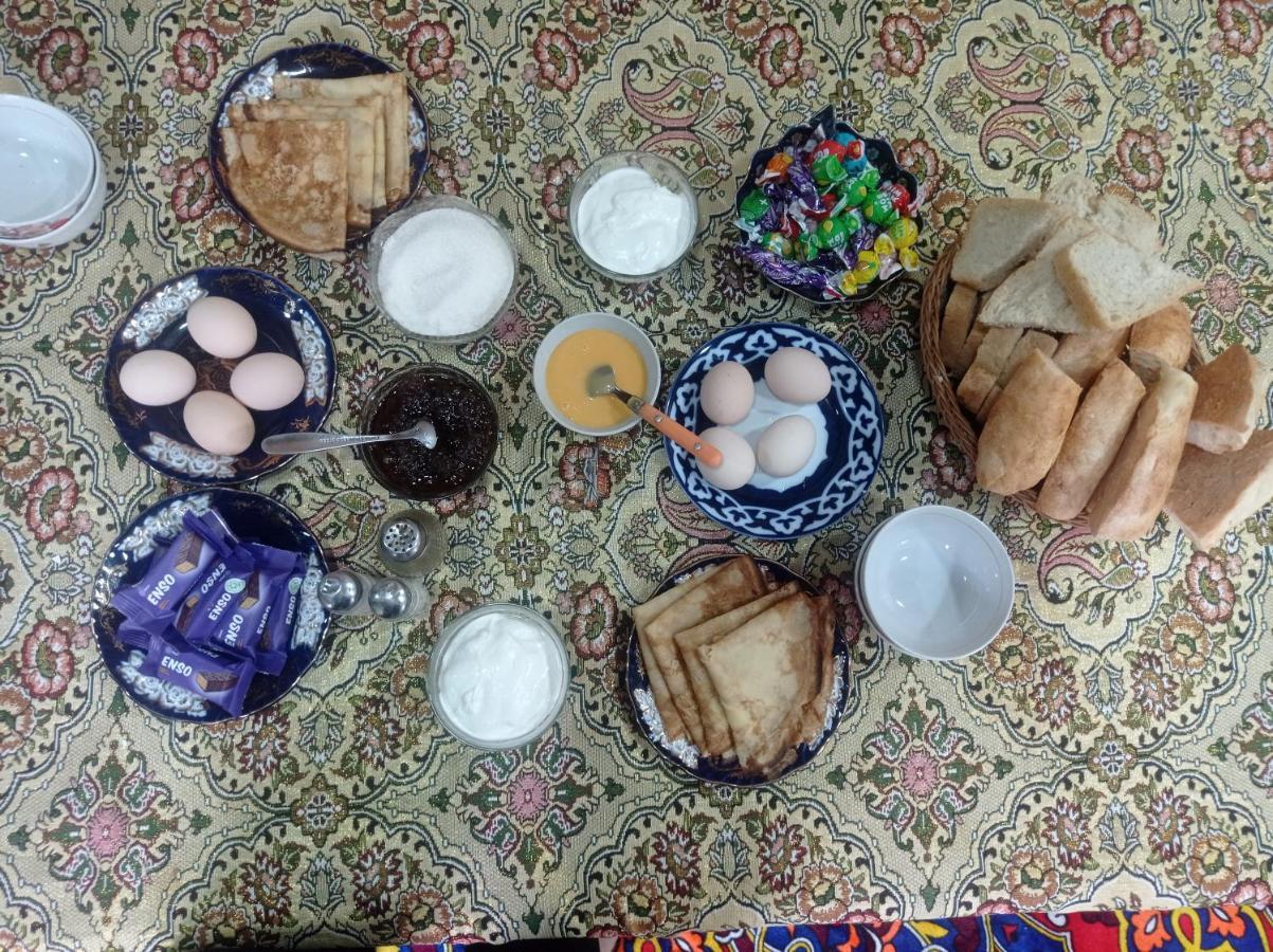 בוקורו Zuhro Guest House מראה חיצוני תמונה